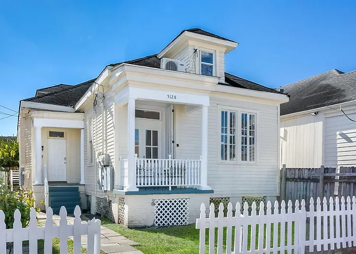 Uptown Spacious 4Bd/3Ba With Historic Charm