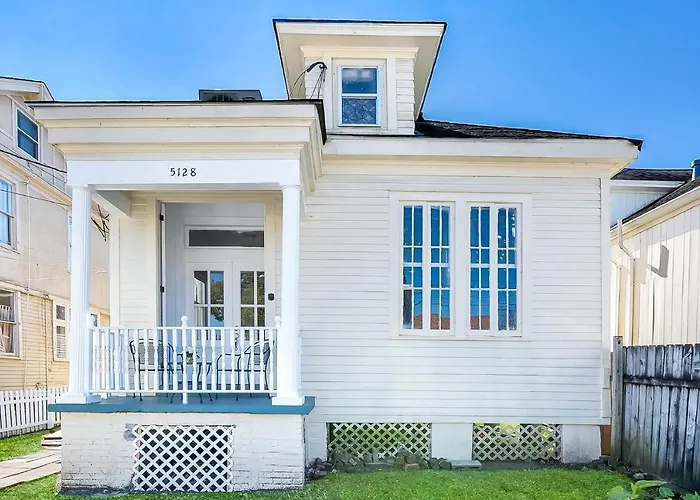 Uptown Spacious 4Bd/3Ba With Historic Charm
