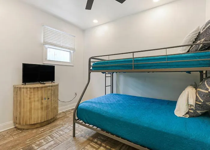 Sleep 10 Next To Superdome And Downtown