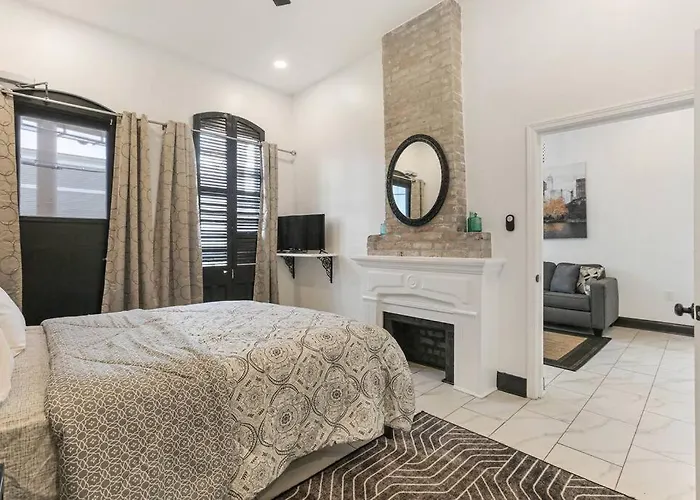 Sleep 10 Next To Superdome And Downtown