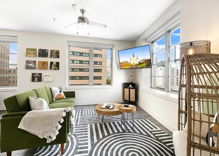 Luxury 2-Bedroom Condo Steps Away From The French Quarter