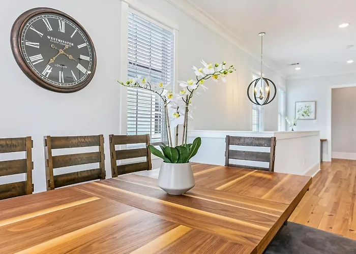 Spacious 5Br Urban Retreat W Balcony & Pool New Orleans
