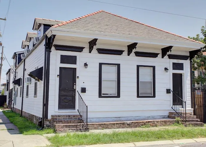 Pet friendly Charming Conti Nest With Large Courtyard Villa New Orleans