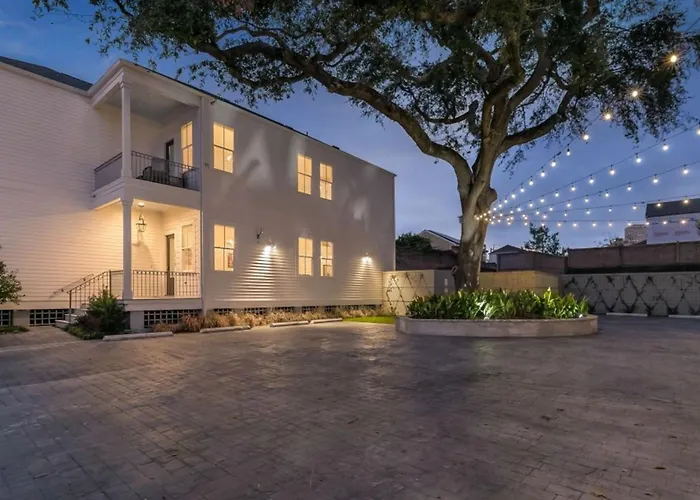 Spacious 3Br Garden District Home W Pool & Balcony