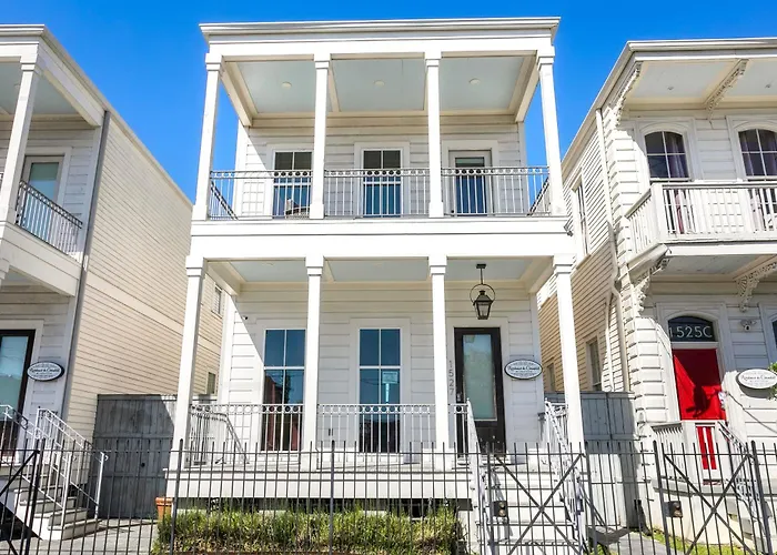 Private 3Br On Carondelet By Hosteeva