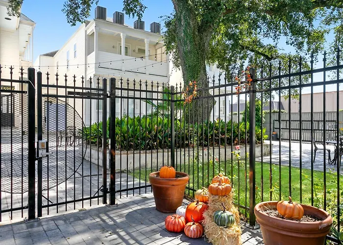 Private 3Br On Carondelet By Hosteeva