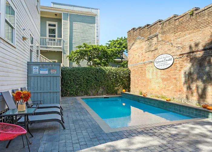 Private 3Br On Carondelet By Hosteeva