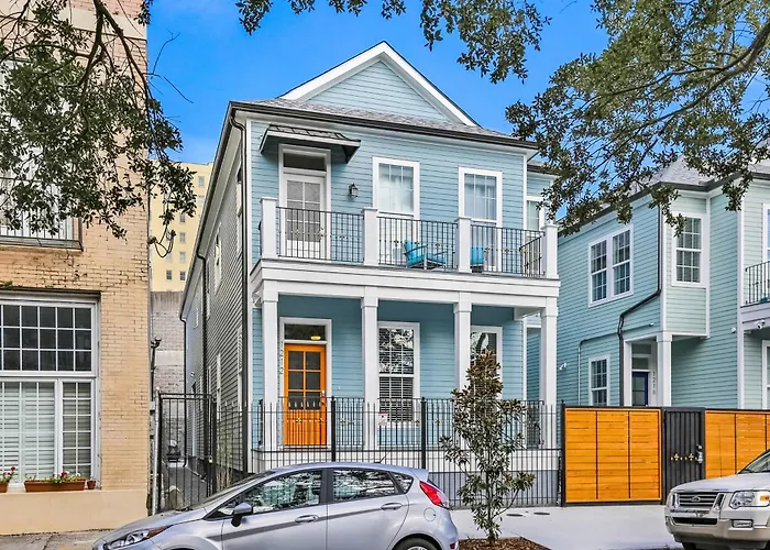 Hosteeva Stunning 4 Bedroom Condo W Pool Steps To St Charles Ave