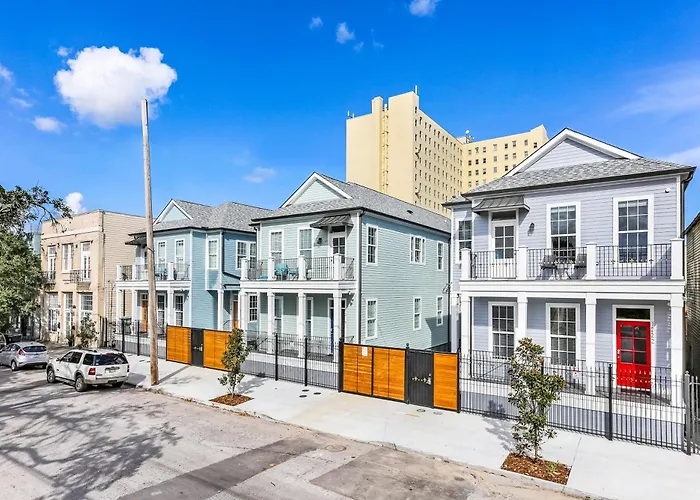Hosteeva Stunning 4 Bedroom Condo W Pool Steps To St Charles Ave
