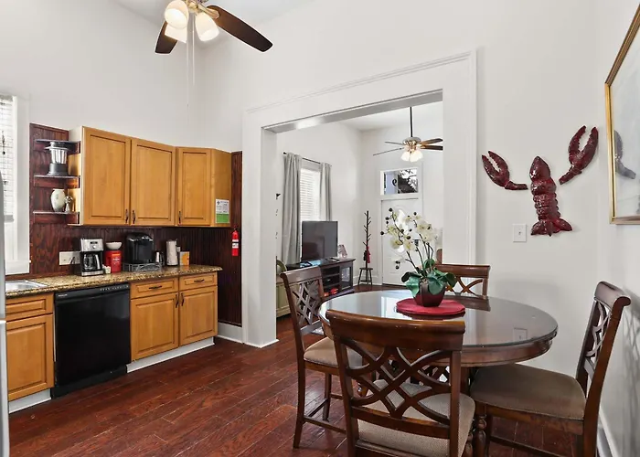 Pet friendly Art Filled Sanctuary In The Heart Of Mid City New Orleans