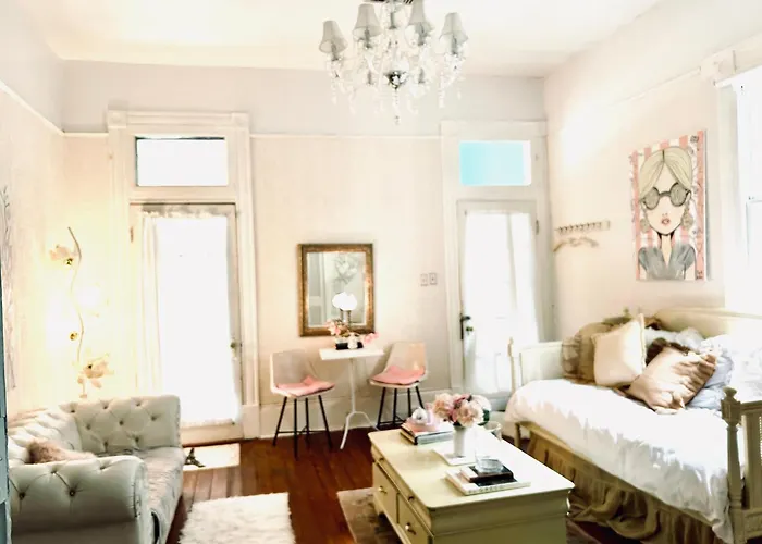 Dollhouse, 6 Bedroom French Quarter, Jazz Fest Sleeps 13!