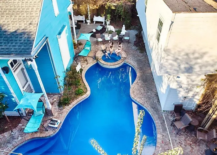 5 Bedroom - Sleeps 8! Steps From Bourbon Street!