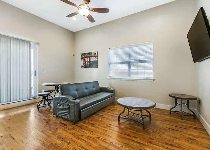 Gorgeous Condo 1 Minute Walk To French Quarter And Bourbon St.