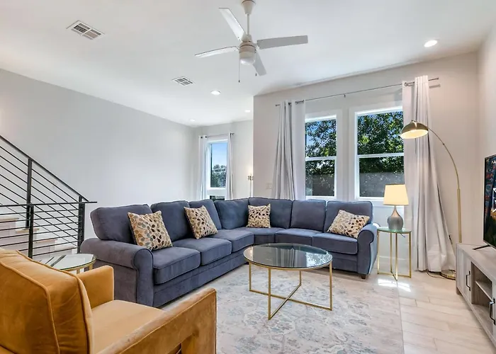 Beautiful Townhouse In A Gated Community Villa New Orleans with Pool